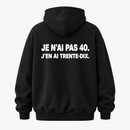 JE N’AI PAS 40. J’EN AI TRENTE-DIX HOODIE (BACK PRINT)