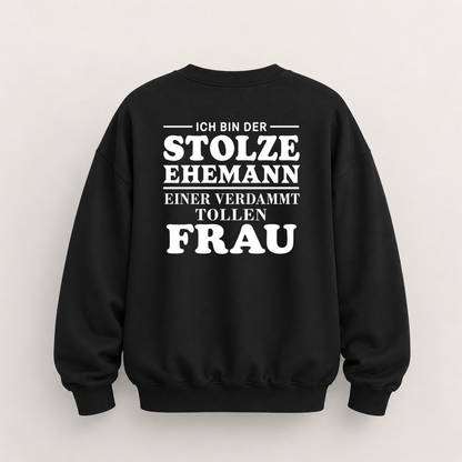 ICH BIN DER STOLZE EHEMANN EINER VERDAMMT TOLLEN FRAU SWEATSHIRT (RÜCKENPRINT)