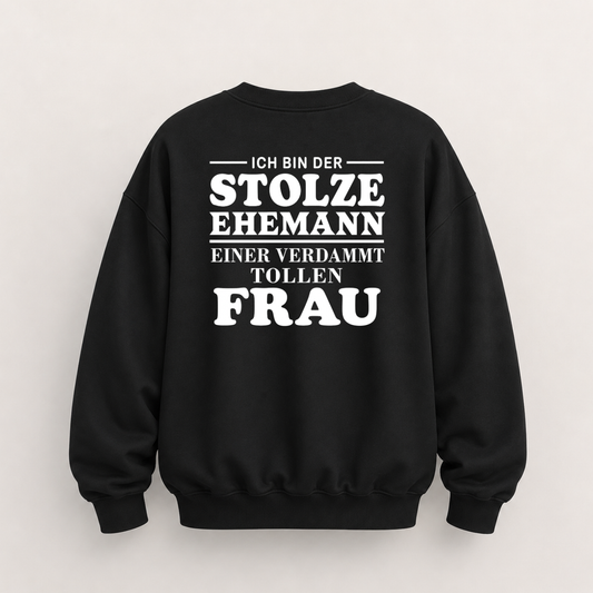 ICH BIN DER STOLZE EHEMANN EINER VERDAMMT TOLLEN FRAU SWEATSHIRT (RÜCKENPRINT)