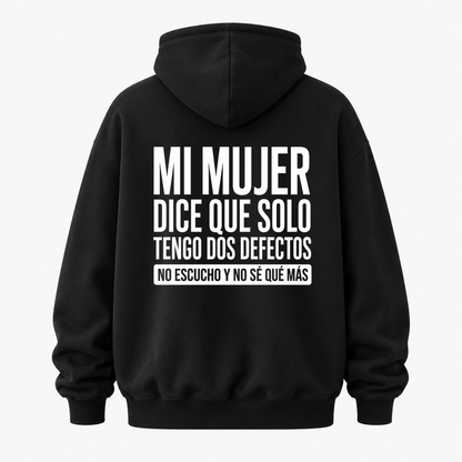 MI MUJER DICE QUE SOLO TENGO DOS DEFECTOS. NO ESCUCHO Y NO SÉ QUÉ MÁS HOODIE (BACK PRINT)
