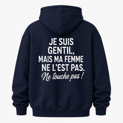 JE SUIS GENTIL, MAIS MA FEMME NE L’EST PAS. NE TOUCHE PAS HOODIE (BACK PRINT)