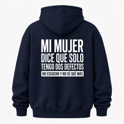 MI MUJER DICE QUE SOLO TENGO DOS DEFECTOS. NO ESCUCHO Y NO SÉ QUÉ MÁS HOODIE (BACK PRINT)