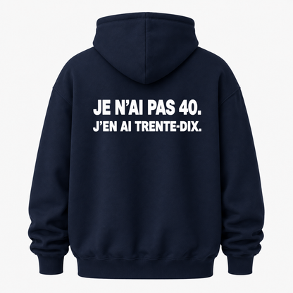 JE N’AI PAS 40. J’EN AI TRENTE-DIX HOODIE (BACK PRINT)