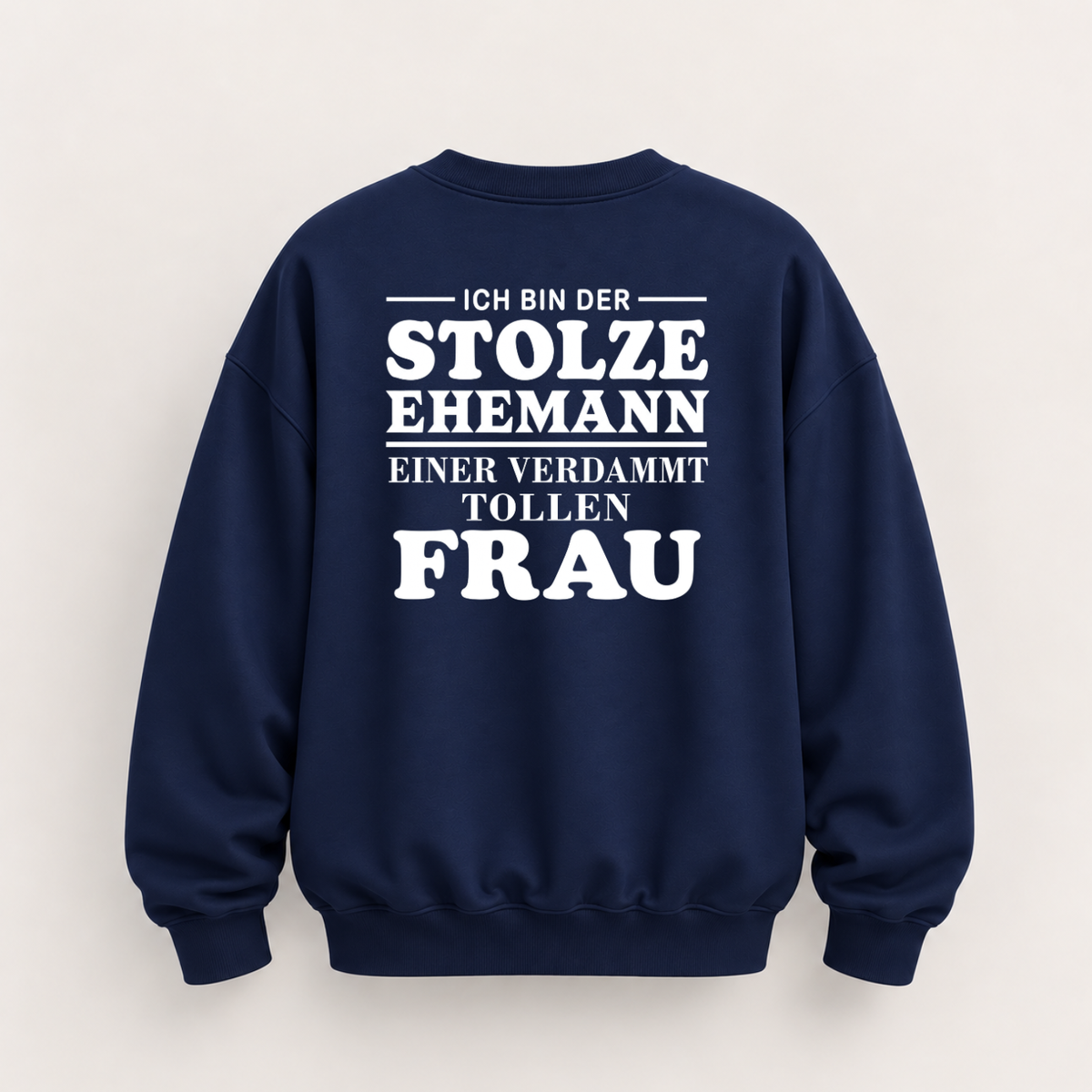ICH BIN DER STOLZE EHEMANN EINER VERDAMMT TOLLEN FRAU SWEATSHIRT (RÜCKENPRINT)