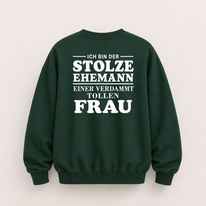 ICH BIN DER STOLZE EHEMANN EINER VERDAMMT TOLLEN FRAU SWEATSHIRT (RÜCKENPRINT)