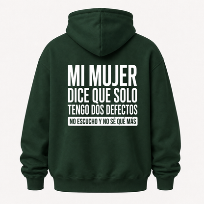 MI MUJER DICE QUE SOLO TENGO DOS DEFECTOS. NO ESCUCHO Y NO SÉ QUÉ MÁS HOODIE (BACK PRINT)