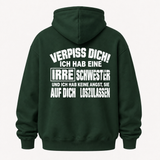 VERPISS DICH! ICH HAB EINE IRRE SCHWESTER UND ICH HAB KEINE ANGST, SIE AUF DICH LOSZULASSEN HOODIE (BACK PRINT)
