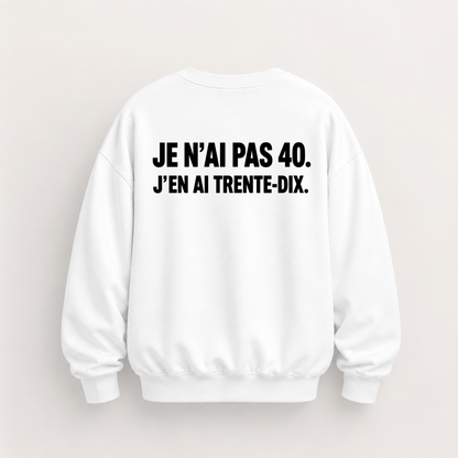 JE N’AI PAS 40. J’EN AI TRENTE-DIX SWEATSHIRT (BACK PRINT)