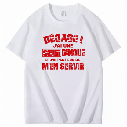 DÉGAGE J’AI UNE SŒUR DINGUE ET J’AI PAS PEUR DE M’EN SERVIR T-SHIRT (FRONT PRINT)