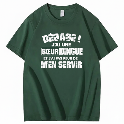 DÉGAGE J’AI UNE SŒUR DINGUE ET J’AI PAS PEUR DE M’EN SERVIR T-SHIRT (FRONT PRINT)