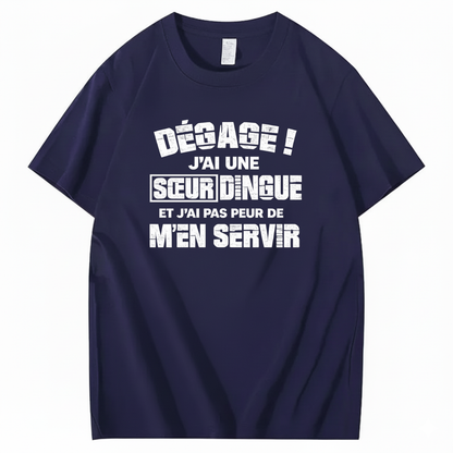 DÉGAGE J’AI UNE SŒUR DINGUE ET J’AI PAS PEUR DE M’EN SERVIR T-SHIRT (FRONT PRINT)