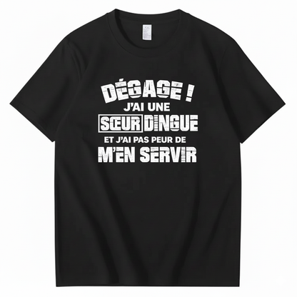 DÉGAGE J’AI UNE SŒUR DINGUE ET J’AI PAS PEUR DE M’EN SERVIR T-SHIRT (FRONT PRINT)
