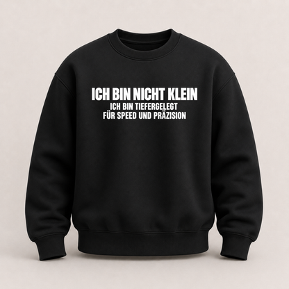ICH BIN NICHT KLEIN ICH BIN TIEFERGELEGT FÜR SPEED UND PRÄZISION SWEATSHIRT (FRONTPRINT)