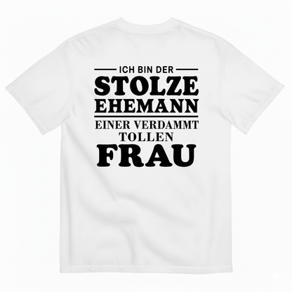 ICH BIN DER STOLZE EHEMANN EINER VERDAMMT TOLLEN FRAU T-SHIRT (BACK PRINT)