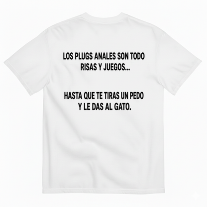LOS PLUGS ANALES SON TODO RISAS Y JUEGOS... HASTA QUE TE TIRAS UN PEDO Y LE DAS AL GATO T-SHIRT (BACK PRINT)