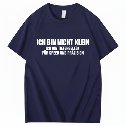 ICH BIN NICHT KLEIN ICH BIN TIEFERGELEGT FÜR SPEED UND PRÄZISION T-SHIRT (FRONT PRINT)