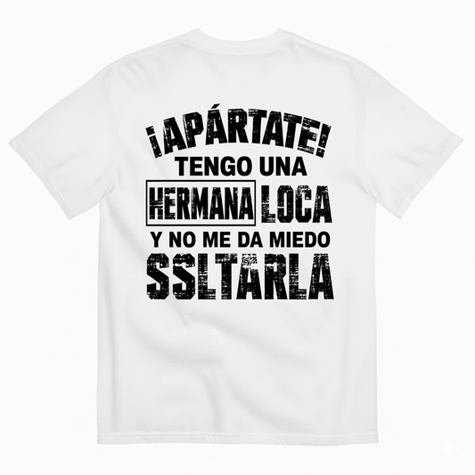 ¡APÁRTATE! TENGO UNA HERMANA LOCA Y NO ME DA MIEDO SOLTARLA T-SHIRT (BACK PRINT)
