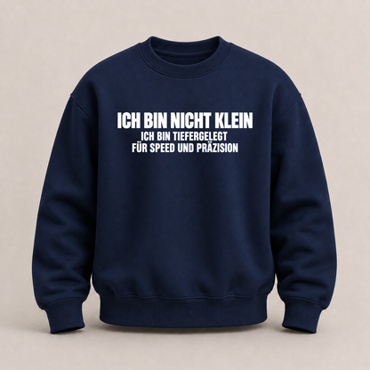 ICH BIN NICHT KLEIN ICH BIN TIEFERGELEGT FÜR SPEED UND PRÄZISION SWEATSHIRT (FRONTPRINT)