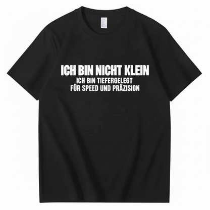 ICH BIN NICHT KLEIN ICH BIN TIEFERGELEGT FÜR SPEED UND PRÄZISION T-SHIRT (FRONT PRINT)