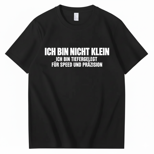 ICH BIN NICHT KLEIN ICH BIN TIEFERGELEGT FÜR SPEED UND PRÄZISION T-SHIRT (FRONT PRINT)