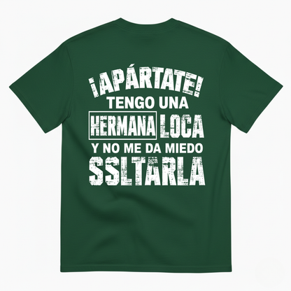 ¡APÁRTATE! TENGO UNA HERMANA LOCA Y NO ME DA MIEDO SOLTARLA T-SHIRT (BACK PRINT)