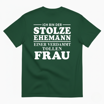 ICH BIN DER STOLZE EHEMANN EINER VERDAMMT TOLLEN FRAU T-SHIRT (BACK PRINT)