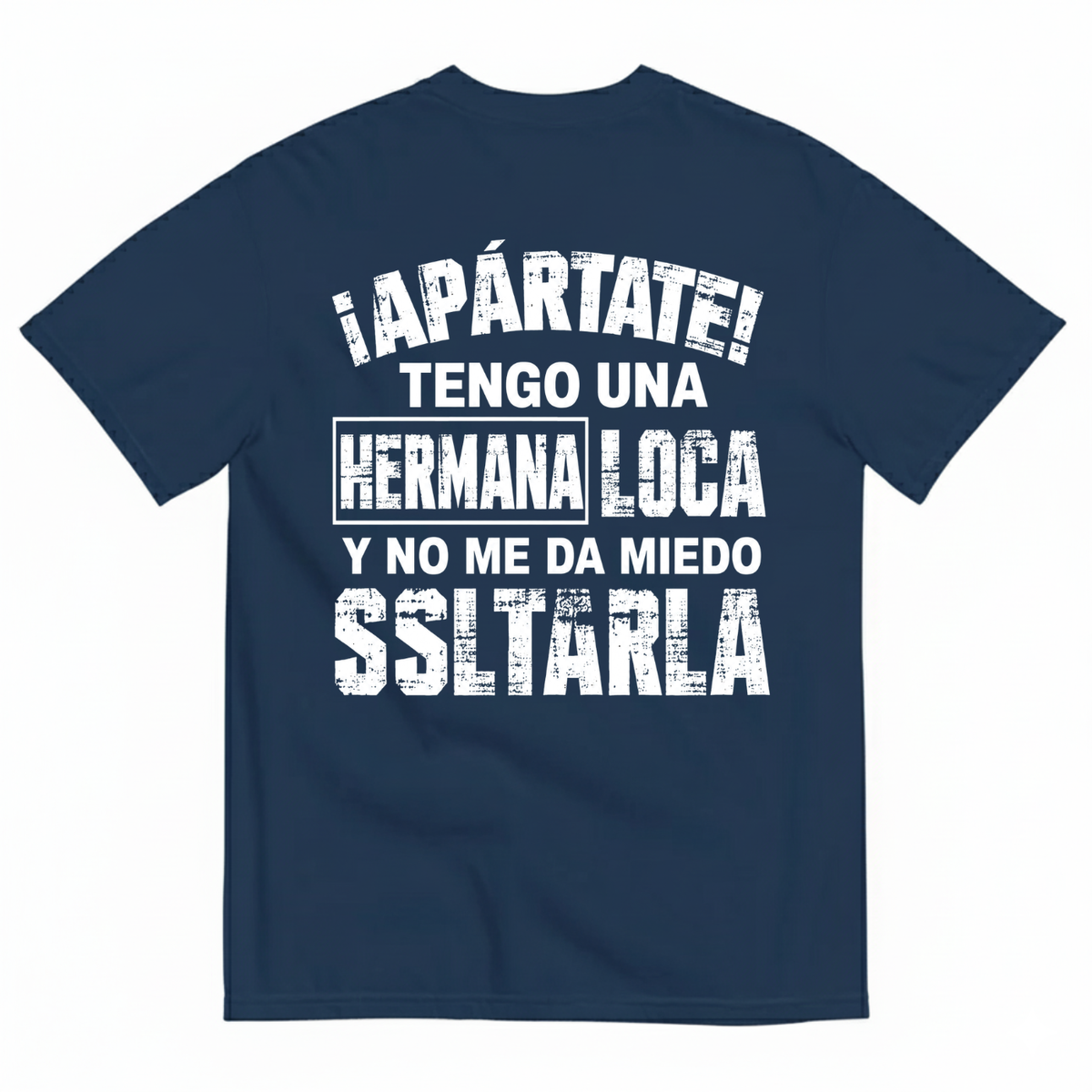 ¡APÁRTATE! TENGO UNA HERMANA LOCA Y NO ME DA MIEDO SOLTARLA T-SHIRT (BACK PRINT)