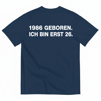 1986 GEBOREN. ICH BIN ERST 26 T-SHIRT (BACK PRINT)