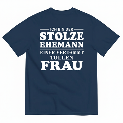 ICH BIN DER STOLZE EHEMANN EINER VERDAMMT TOLLEN FRAU T-SHIRT (BACK PRINT)