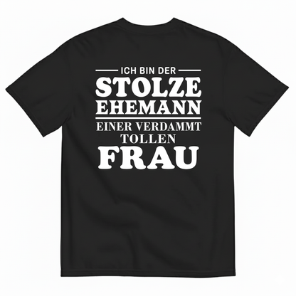 ICH BIN DER STOLZE EHEMANN EINER VERDAMMT TOLLEN FRAU T-SHIRT (BACK PRINT)