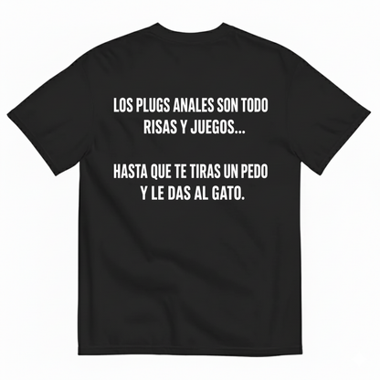 LOS PLUGS ANALES SON TODO RISAS Y JUEGOS... HASTA QUE TE TIRAS UN PEDO Y LE DAS AL GATO T-SHIRT (BACK PRINT)