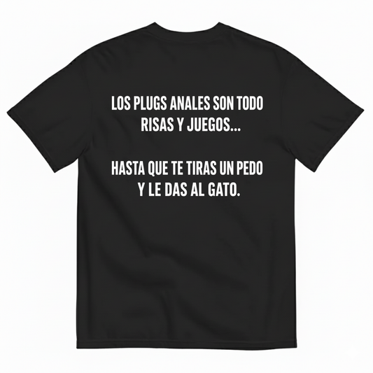 LOS PLUGS ANALES SON TODO RISAS Y JUEGOS... HASTA QUE TE TIRAS UN PEDO Y LE DAS AL GATO T-SHIRT (BACK PRINT)
