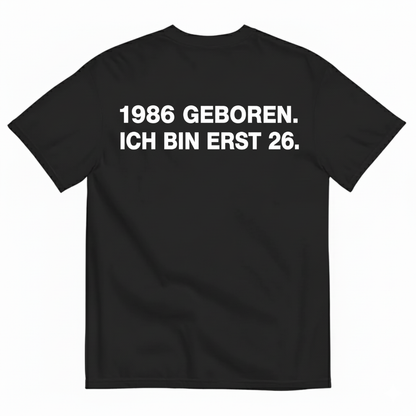 1986 GEBOREN. ICH BIN ERST 26 T-SHIRT (BACK PRINT)