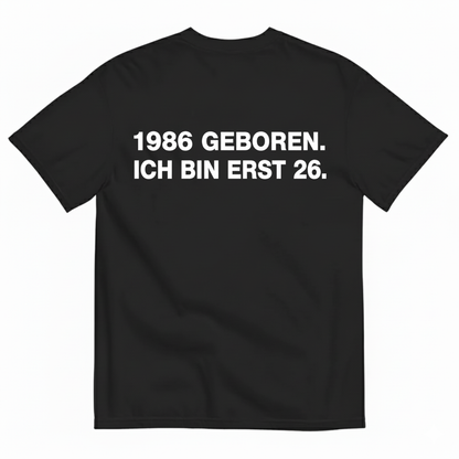 1986 GEBOREN. ICH BIN ERST 26 T-SHIRT (BACK PRINT)