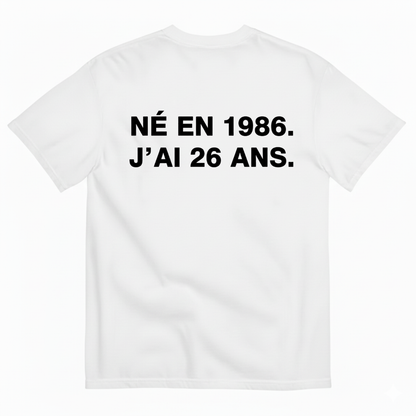 NÉ EN 1986. J’AI 26 ANS. T-SHIRT (BACK PRINT)