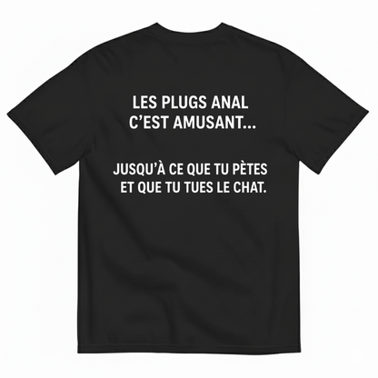 LES PLUGS ANAL C’EST AMUSANT... JUSQU’À CE QUE TU PÈTES ET QUE TU TUES LE CHAT. T-SHIRT (BACK PRINT)