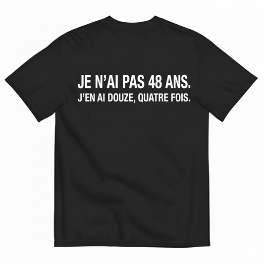 JE N’AI PAS 48 ANS. J’EN AI DOUZE, QUATRE FOIS. T-SHIRT (BACK PRINT)