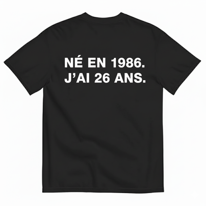 NÉ EN 1986. J’AI 26 ANS. T-SHIRT (BACK PRINT)