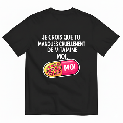 JE CROIS QUE TU MANQUES CRUELLEMENT DE VITAMINE MOI. T-SHIRT (BACK PRINT)