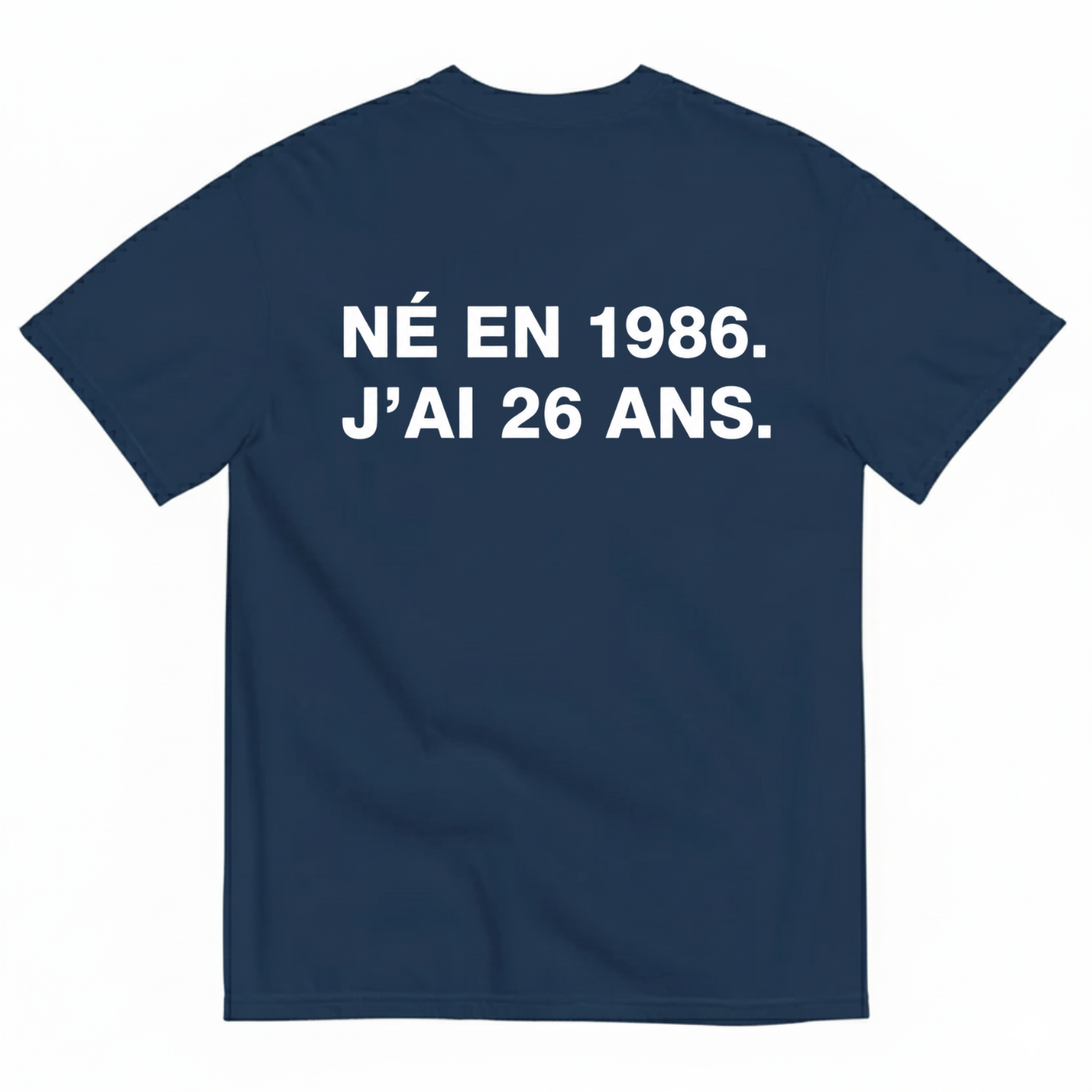 NÉ EN 1986. J’AI 26 ANS. T-SHIRT (BACK PRINT)