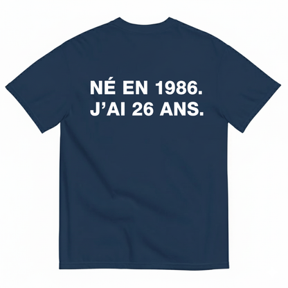 NÉ EN 1986. J’AI 26 ANS. T-SHIRT (BACK PRINT)
