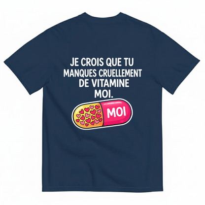 JE CROIS QUE TU MANQUES CRUELLEMENT DE VITAMINE MOI. T-SHIRT (BACK PRINT)