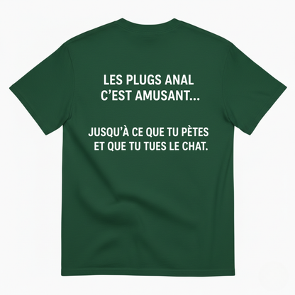 LES PLUGS ANAL C’EST AMUSANT... JUSQU’À CE QUE TU PÈTES ET QUE TU TUES LE CHAT. T-SHIRT (BACK PRINT)