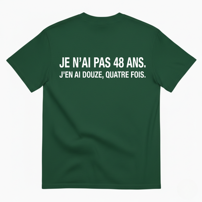 JE N’AI PAS 48 ANS. J’EN AI DOUZE, QUATRE FOIS. T-SHIRT (BACK PRINT)