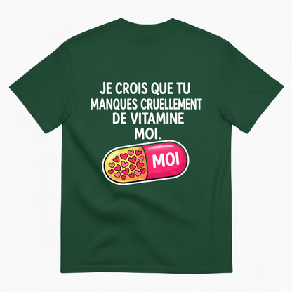 JE CROIS QUE TU MANQUES CRUELLEMENT DE VITAMINE MOI. T-SHIRT (BACK PRINT)