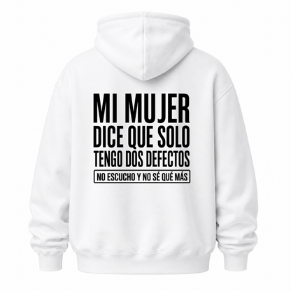 MI MUJER DICE QUE SOLO TENGO DOS DEFECTOS. NO ESCUCHO Y NO SÉ QUÉ MÁS HOODIE (BACK PRINT)