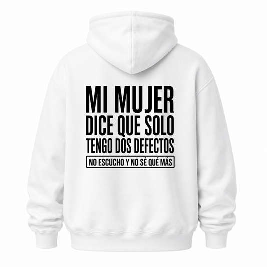 MI MUJER DICE QUE SOLO TENGO DOS DEFECTOS. NO ESCUCHO Y NO SÉ QUÉ MÁS HOODIE (BACK PRINT)