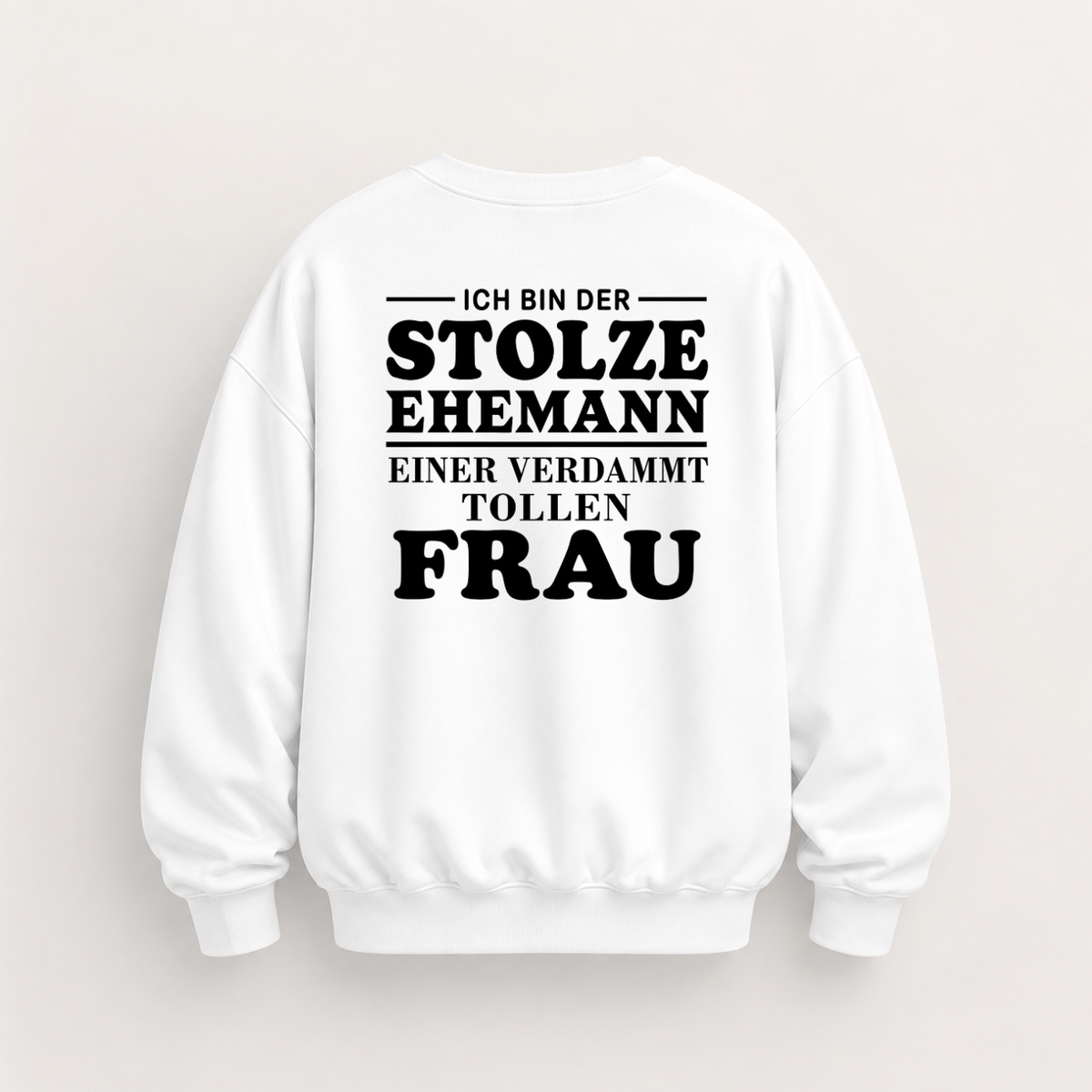 ICH BIN DER STOLZE EHEMANN EINER VERDAMMT TOLLEN FRAU SWEATSHIRT (RÜCKENPRINT)