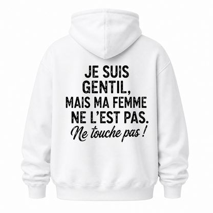 JE SUIS GENTIL, MAIS MA FEMME NE L’EST PAS. NE TOUCHE PAS HOODIE (BACK PRINT)