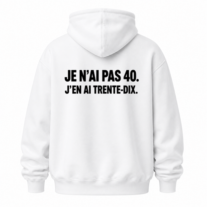 JE N’AI PAS 40. J’EN AI TRENTE-DIX HOODIE (BACK PRINT)
